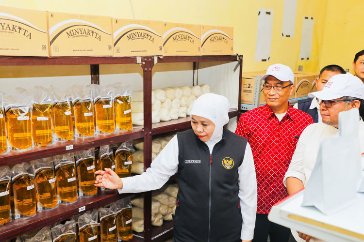 Gubernur Khofifah saat mninjau aktivitas Koperasi Merah Putih Mojokerto di Kelurahan Miji, Minggu (20/7/2025). (Foto: Dok. Humas Pemprov Jatim)