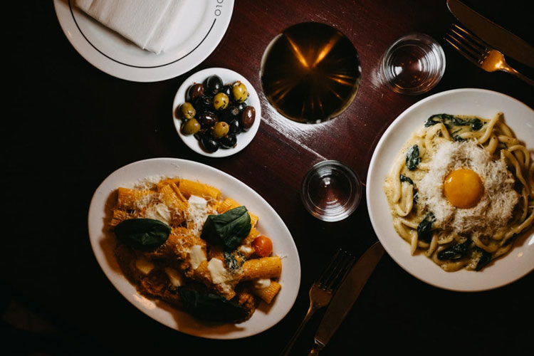 Menu harian menampilkan sisi kreatif sang chef dari seafood lokal, pasta buatan tangan, hingga sosis babi rustic dengan cabai Calabrian. (Foto: Istimewa)