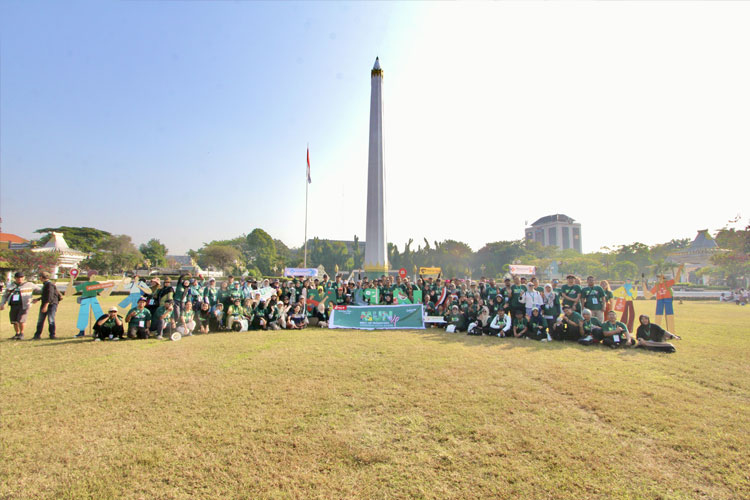 Peserta Meet Up Nusantara 4 Surabaya di Tugu Pahlawan pada (20/7/2025) setelah mengikuti kunjungan edukatif dan pertunjukan teatrikal 'Senja Terakhir di Kali Kepiting'. (Foto: Istimewa)