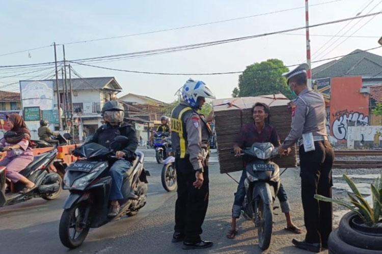 Pelaksanaan Operasi Patuh Semeru, Polres Pelabuhan Tanjung Perak menindak 1.120 pelanggar lalu lintas, yang paling banyak pengendara tidak memakai helm, Senin (21/7/2025). (Foto: Dok. Polres Pelabuhan Tanjung Perak)