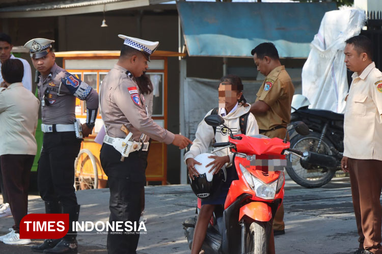 Satlantas Polres Sumba Timur saat menggelar Operasi Patuh Turangga 2025 menjaring sejumlah pengendara di bawah umur.(FOTO: Habibudin/TIMES Indonesia)