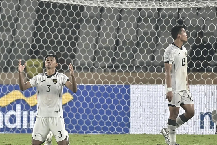 Pemain Timnas Indonesia Kakang Rubianto (kiri) merayakan kemenangan Indonesia 1-0 atas Filipina pada laga kedua Piala AFF U-23 2025, Jumat (18/7/2025) lalu. (Foto: Antara)