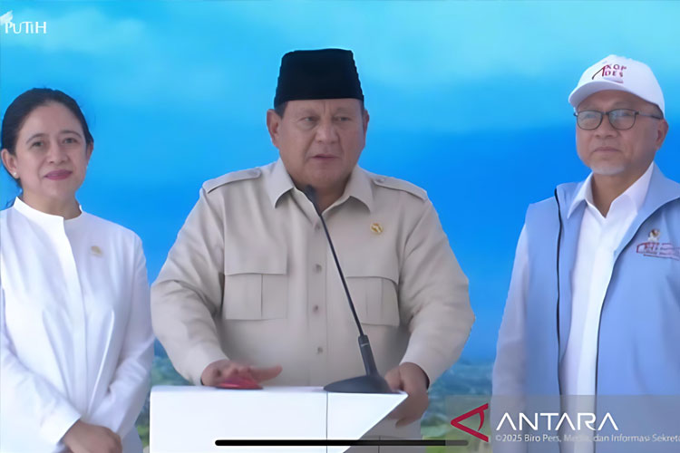 Presiden RI Prabowo Subianto (tengah) meluncurkan kelembagaan 80 ribu unit Koperasi Desa dan Kelurahan Merah Putih di Desa Bentangan, Wonosari, Kabupaten Klaten, Jawa Tengah, Senin (21/7/2025). (FOTO: Tangkapan Layar ANTARA/Fathur Rochman)