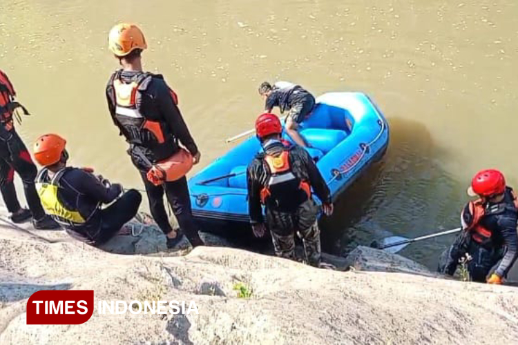 Proses pencarian korban yang dibawa arus di Sungai Sampean Baru Bondowoso (FOTO: Moh Bahri/TIMES Indonesia)