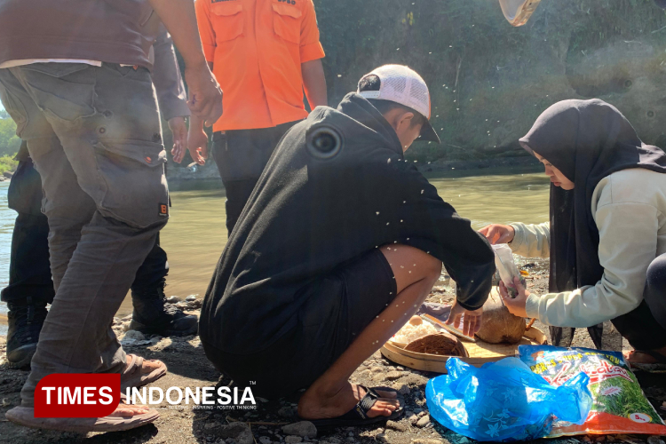 Proses-pencarian-korban-yang-dibawa-arus-di-Sungai-Sampean-Baru-Bondowoso-B.jpg