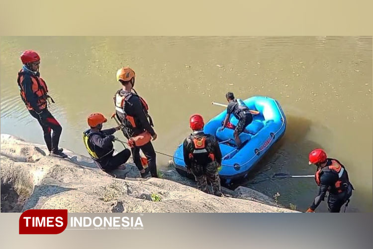 Proses pencarian pelajar di Bondowoso yang diduga terbawa arus di sungai sampean baru (FOTO: Moh Bahri/TIMES Indonesia)