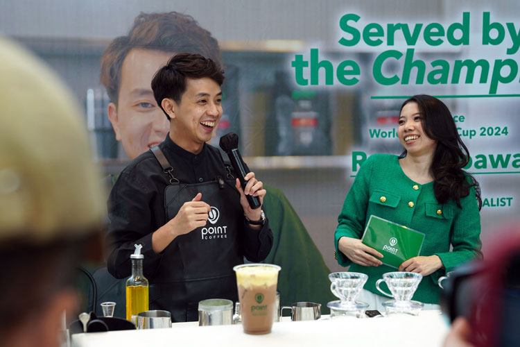 Ryan Wibawa, barista juara 3 World Brewers Cup 2024, berbagi teknik seduh kopi dalam acara “Served by the Champion” di Point Coffee Gedhe Living World Alam Sutera, Sabtu (21/06/2025). (Foto: Istimewa)