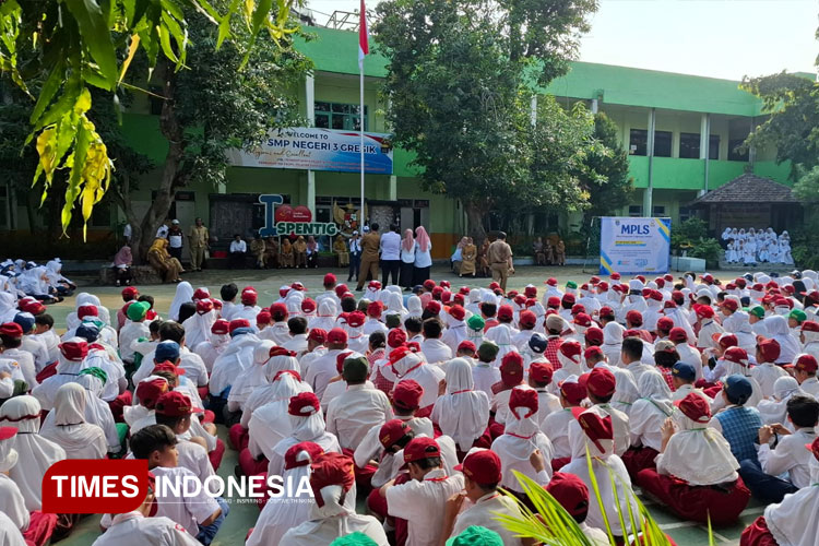 Para siswa baru SMP Negeri Gresik saat mengikuti MPLS. (Foto: Akmal/TIMES Indonesia)