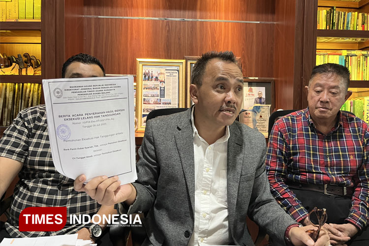 Kuasa hukum Eka, Yayan Riyanto saat menunjukkan berita acara lelang. (Foto: Rizky Kurniawan Pratama/TIMES Indonesia)