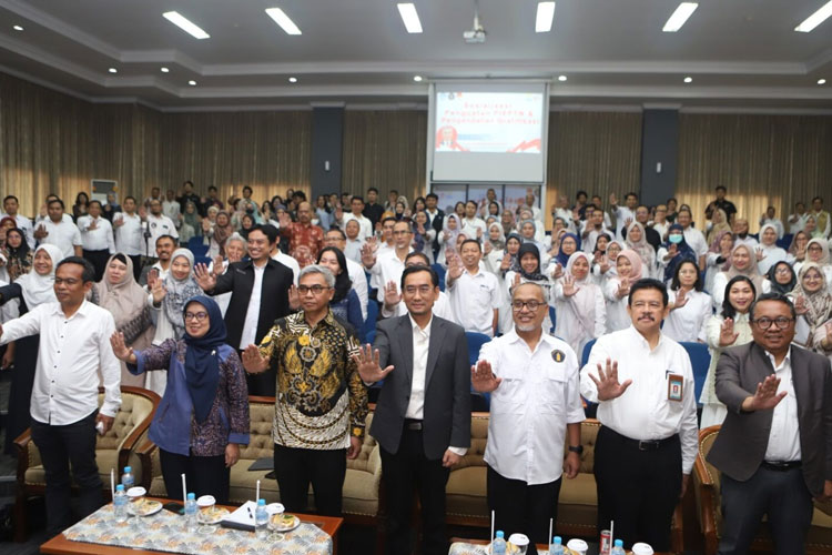 Ketua KPK RI Setyo Budiyanto (tengah berbaju batik) saat berada di Universitas Brawijaya, Senin (21/7/2025). (Foto: Humas UB)