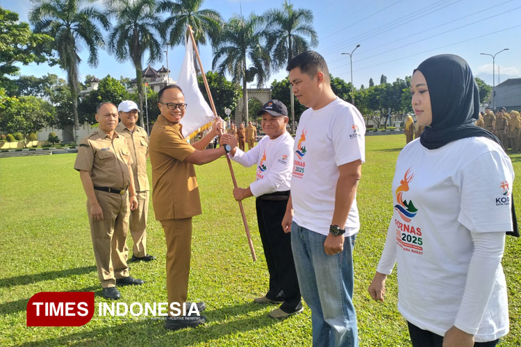 Wali Kota Tasikmalaya, Viman Alfarizi Ramadhan, S.T., MBA. saat memberikan pataka KORMI ke Ketua Kontingen di Lapangan Bale Kota Tasikmalaya, Senin (21/7/2025). (FOTO: Harniwan Obech/TIMES Indonesia)