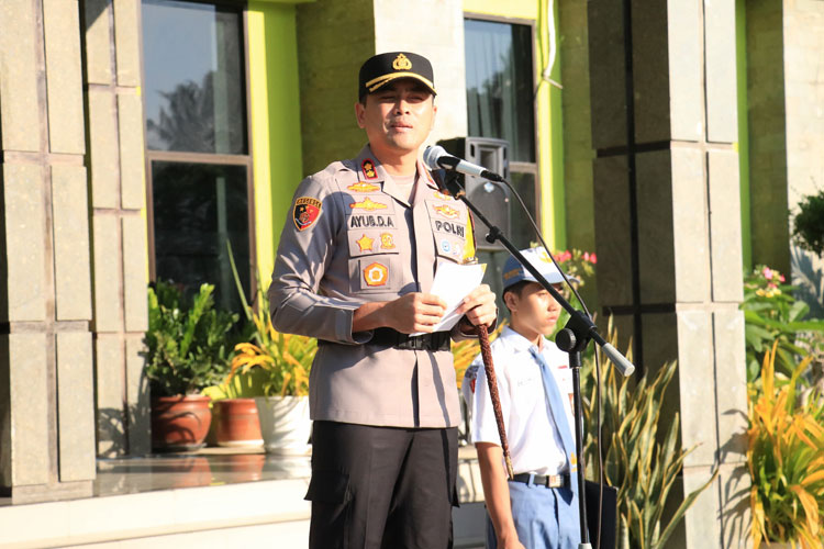 Kapolres Pacitan AKBP Ayub Diponegoro Azhar saat pimpin apel yang amanatnya tentang disiplin lalu lintas hingga cegah bullying di sekolah. (FOTO: Polres Pacitan for TIMES Indonesia)