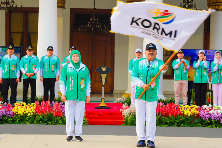 Gubernur Khofifah saat melepas atlet Jatim dari Gedung Negara Grahadi menuju ajang FORNAS VIII di NTB, Minggu (20/7/2025). (Foto: Dok. Humas Pemprov Jatim)