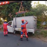 Tabrak Pohon, Mobil Box Muatan Oli Terbalik di Jalan Wiyung
