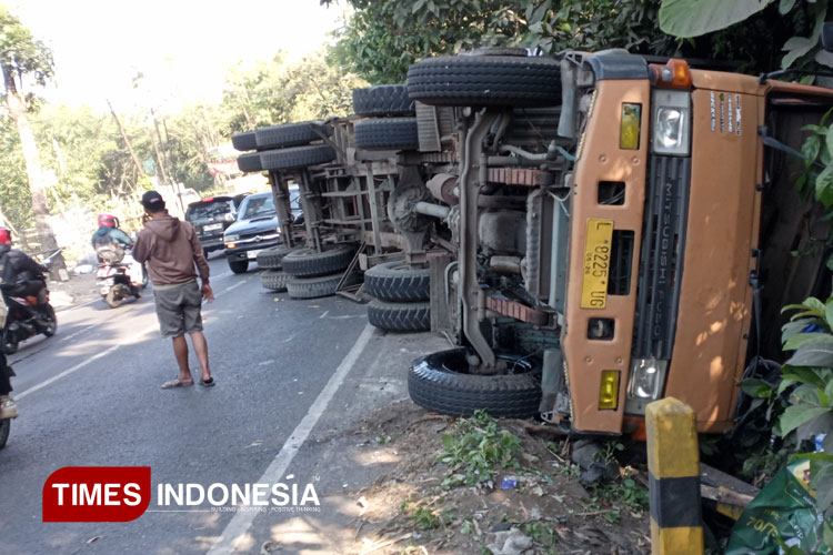Kondisi truk tronton gandeng bernopol L 8225 GU yang terguling di tikungan tanjakan jalan raya Kendalpayak Pakisaji Kabupaten Malang, Senin (21/7/2025). (Foto: Amin/TIMES Indonesia)