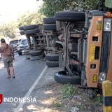 Diduga Rem Blong, Truk Tronton Gandeng Nyungsep di Tikungan Dekat Jembatan