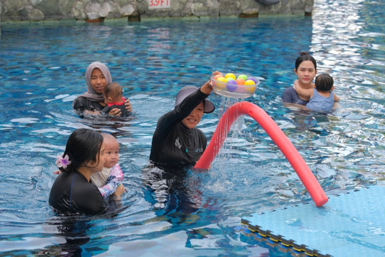 Hari Anak Nasional, Sheraton Surabaya Gelar Baby Swim dan Aksi Donasi Penuh Cinta