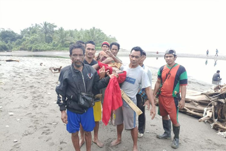 Personel Polsek Waesama bersama warga saat evakuasi korban diterkam buaya. (Foto: Antara/HO-Polres Bursel)