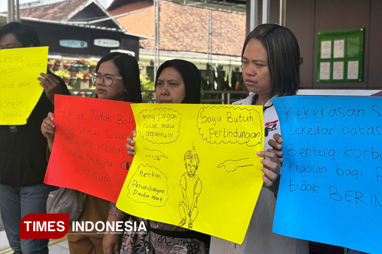 Demo di PN Malang, Keluarga Korban Sodomi Ketua RW Minta Keadilan: Anak Saya Keluar Masuk RSJ Tiga Kali
