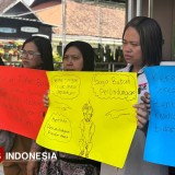 Demo di PN Malang, Keluarga Korban Sodomi Ketua RW Minta Keadilan: Anak Saya Keluar Masuk RSJ Tiga Kali