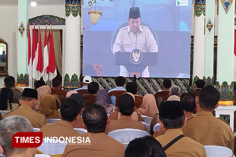 Kepala Desa se-Kabupaten Madiun mengikuti peluncuran kelembagaan KDMP oleh Presiden RI melalui video conference. (Foto: Yupi Apridayani/TIMES Indonesia)