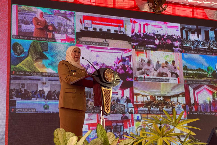 Gubernur Khofifah saat peresmian serentak KDMP oleh Presiden Prabowo secara virtual di Halaman KDMP Pucangan, Kecamatan Montong, Kabupaten Tuban, Senin (21/07/2025). (Foto: Dok. Humas Pemprov Jatim)