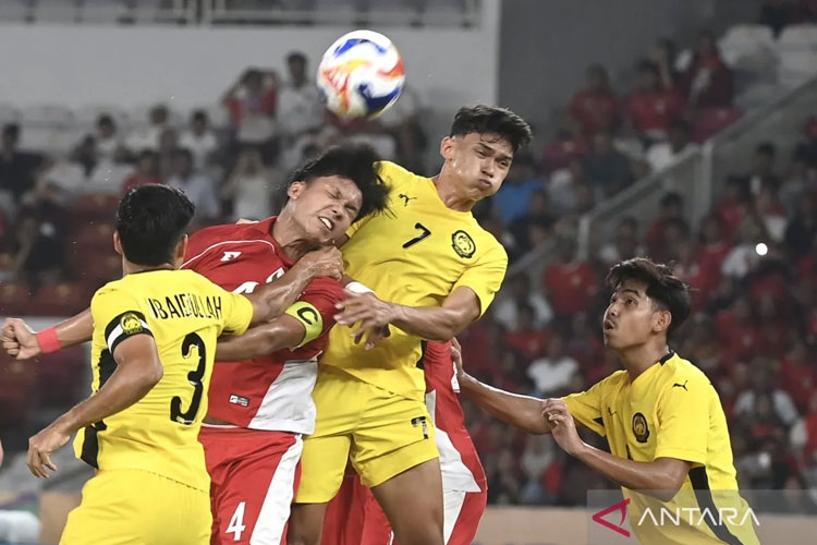 Kadek Arel Priyatna (kedua kiri) berebut bola dengan pesepak bola Timnas U-23 Malaysia Muhammad Haqimi Azim Bin Rosli (kedua kanan) di pertandingan penyisihan Grup A Piala AFF U-23 2025 di SUGBK, Senin (21/7/2025). (ANTARA FOTO/Muhammad Adimaja/bar)