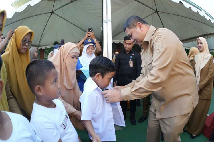 Wali Kota Makassar Larang Praktik Jual-Beli Seragam Sekolah, Bagikan Gratis untuk Siswa