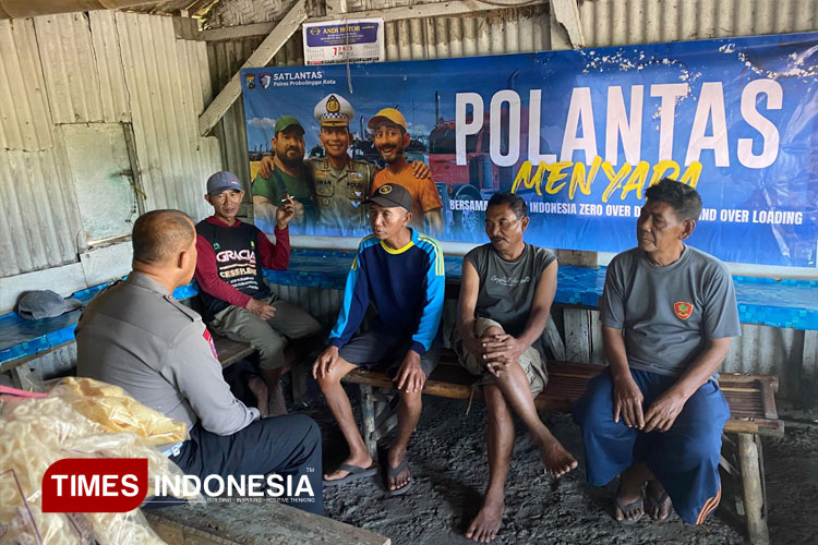 Satlantas Polres Probolinggo Kota memberikan sosialisasi dan pembagian brosur keselamatan berkendara di sejumlah titik. (FOTO: Humas Polres Probolinggo Kota For TIMES Indonesia)