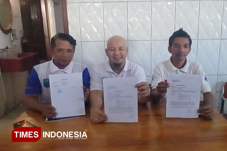Ajat bersama pengurus cabor menunjukan surat pengajuan mutasi para atlet. (Foto: Susi/TIMES Indonesia)