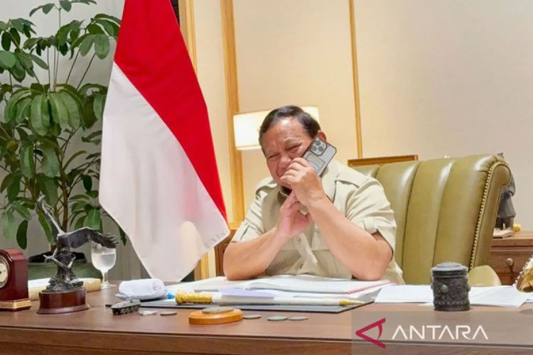 Presiden RI Prabowo Subianto menerima sambungan telepon dari Presiden Amerika Serikat, Donald Trump, Kamis (12/6/2025) malam. (FOTO: ANTARA/HO-Biro Pers Sekretariat Presiden/aa)