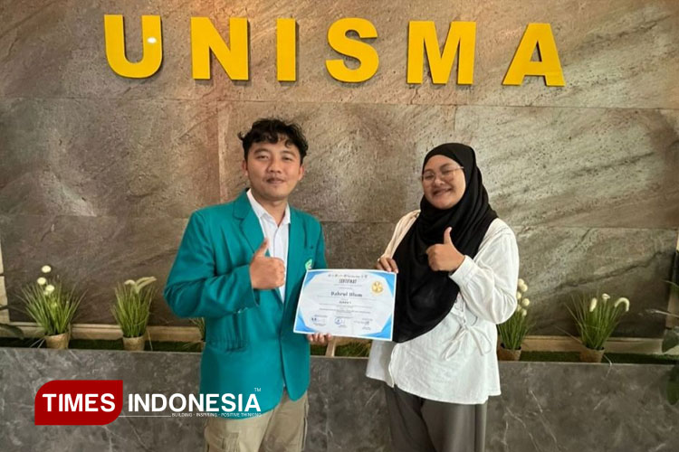 Bahrul Ulum, Mahasiswa Teknik Sipil dengan membawa piagam perhargaan dari perlombaan Autocad Competititon bersama Ibu Ade Fitriyanti selaku dosen Pembimbing. (FOTO: AJP TIMES Indonesia)