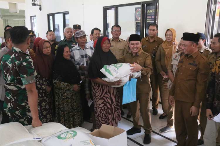 Penyaluran Bantuan Pangan (PBP) yang menyasar 83.589 penerima di Kabupaten Mojokerto, Selasa (22/7/2025). (Foto: Dok. TIMES Indonesia)