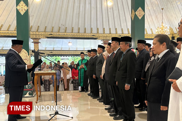 Bupati Sleman Harda Kiswaya ketika melantik 22 Pejabat Baru Sleman. (FOTO: A. Riyadi/TIMES Indonesia)