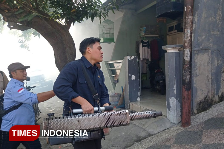 Ketua Gerindra Surabaya Cahyo Harjo Prakoso mengoperasikan sendiri mesin fogging untuk membasmi nyamuk di Kampung Nyamplungan Surabaya, Selasa (22/7/2025). (Foto: Hamida Soetadji/TIMES Indonesia)