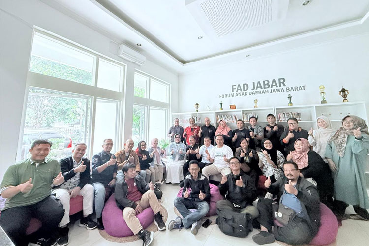 Kepala Dinas DP3AKB Jawa Barat, dr.Siska Gerfianti,Sp.DPL.,M.HKes didampingi Kabid. Peningkatan Kualitas Keluarga, drh.Iin Indasari, MP berfotobersama para awak media Family Journalism Jabar (Foto: Dok IPKB Jabar for TIMES Indonesia)
