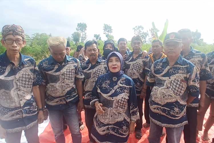 Forum RT dan RW kelurahan Purwaharja kompak membangun lapangan sepak bola di lahan milik Pemkot. (Foto: Susi/TIMES Indonesia)