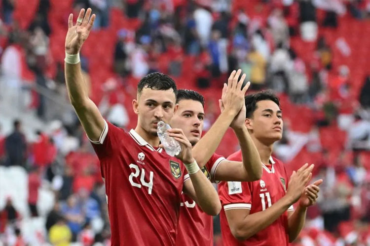 Gelandang Timnas Indonesia Ivar Jenner dan penyerang Rafael Struick memberikan hormat kepada penonton setelah pertandingan Grup D Piala Asia 2023 di Stadion al-Thumama di Doha, Qatar, pada 24 Januari 2024. (AFP/HECTOR RETAMAL)