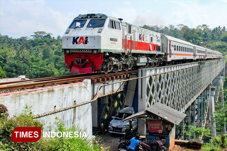 KA Pasundan saat melintas di wilayah Daop 2 Bandung, Senin (21/7/2025). (FOTO: Humas Daop 2 Bandung/TIMES Indonesia)