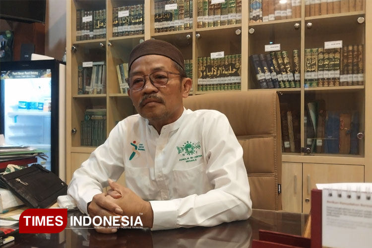 KH Zainal Abidin, Ketua PCNU Sidoarjo saat diwawancarai awak media terkait hubungan bupati dan DPRD Sidoarjo yang kurang harmonis. (FOTO: Syaiful Bahri/TIMES Indonesia)