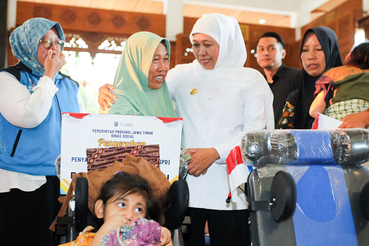 Gubernur Khofifah saat menyalurkan berbagai bantuan sosial senilai Rp6.532.818.800 untuk masyarakat Tuban di Pendopo Kridhomanunggal Kabupaten Tuban, Senin (21/7/2025). (Foto: Dok.Humas Pemprov Jatim)