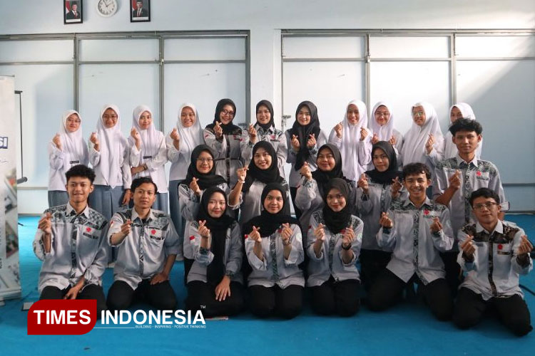 Mahasiswa KSM-E Galeri Investasi BEI FEB Unisma Malang melakukan kegiatan pengabdian di SMA An-Nur 2 dan MAN 2 Turen tentang edukasi investasi sejak dini. (FOTO: AJP TIMES Indonesia)