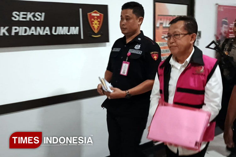 Kejari Sidoarjo saat menahan tersangka Dwijo Prawito atas dugaan korupsi Rusunawa di Tambaksawah, Kecamatan Waru, Sidoarjo. (FOTO: Syaiful Bahri/TIMES Indonesia)