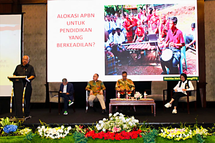 Ketua Fraksi Partai Golkar MPR RI, Melchias Markus Mekeng saat berbicara dalam Lokakarya Akademik Fraksi Partai Golkar MPR RI di Bandung, Jawa Barat, Selasa (22/7/2025).
