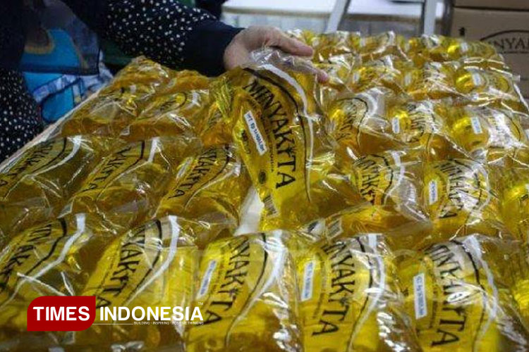 Minyakita kemasan bantalan di Pacitan dikeluhkan pedagang hingga sepi peminat meskipun stok kuotanya 12 ribu liter. (FOTO: Yusuf Arifai/TIMES Indonesia)