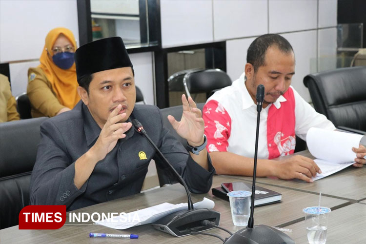 Anggota DPRD Kabupaten Gresik Komisi II Muhammad Kurdi saat desk bersama Dinas Perikanan (FOTO: Akmal/TIMES Indonesia)