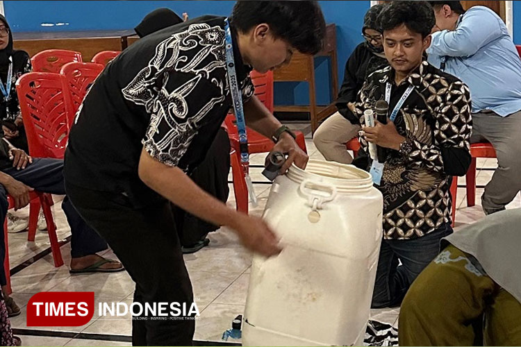 Mahasiswa PSDKU UB Kediri saat memperlihatkan penggunaan OSAMTU (FOTO: yobby/TIMES Indonesia)