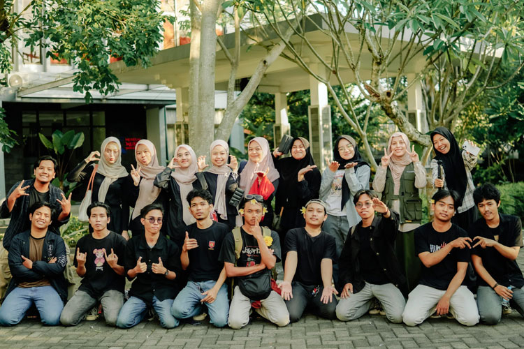 Para kru Human Film yang merupakan mahasiswa tingkat akhir angkatan 2021 BSA UIN Malang. (Foto: Albani)