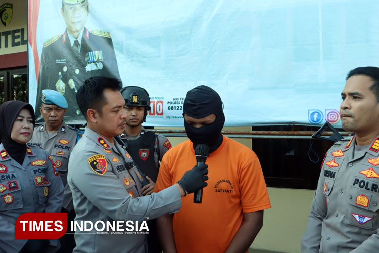 Pelaku tabrak lari di Suramadu berinisial AR, dijerat pasal berlapis, ancaman hukumannya 9 tahun hukuman penjara dan denda maksimal 75 juta, Selasa (22/7/2025).(Foto: Hamida Soetadji/TIMES Indonesia)
