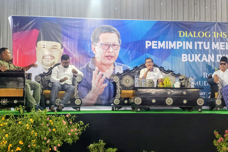 Pengamat politik nasional Rocky Gerung saat mengisi diskusi publik bertema “Pemimpin Itu Melayani Bukan Dilayani” di Lombok Timur,( FOTO: Humas An Najm Mart)